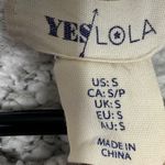 Yes/Lola Women’s Textured Knit Sweater Size Small Gray Long Sleeve Pullover White Photo 5