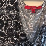 Black and white sleeveless vneck top size XL Photo 3