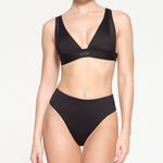 SKIMS Signature Swim plunge Bikini Top Size M Onyx NWT SOLD OUT Photo 0