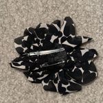 Black & White Flower Hair Clip Photo 2