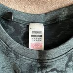 Gymshark Camo Adapt Crop Top in Obsidian Green Photo 2