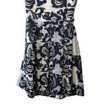 SUNCOO Paris Black & White Sleeveless V Photo 2