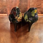 Tahari  Gia Floral Jacquard Kitten Heel Pumps Black Pointed Toe Size 7.5 M Photo 5