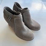 Clarks  Soft Cushion Taupe Gray Suede Womens Size 8.5M‎ Ankle Boots Shoes Photo 2