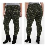 Torrid Camo Sky High Cropped Twill Skinny Military Pants Women’s 16 Army Green Photo 1