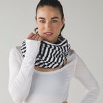 Lululemon  vinyasa‎ scarf black & white stripe zips Photo 0