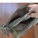 Kipling  Alvar Crossbody Metallic Bag Monkey Key Chain Fob Excellent Condition Photo 5