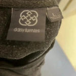 Daisy Fuentes , Gray tops, Photo 4