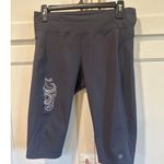 Athleta  Cropped Leggings Women's M Athletic Yoga Capri Pants Gray Graphic White Photo 0