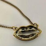 Gold tone lips pendant necklace Photo 5