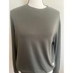 Vuori  Women's Daydream Crew shirt in the color Oregano or Moss Heather. X small Photo 2
