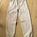 Alo Yoga Accolade accolade sweatpant in macadamia Photo 3