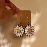 Handmade NWT  Wooden Painted Daisy Floral Dangle Earrings Photo 3
