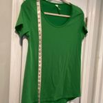 LuLaRoe  Size XS Kelly Green Scoop Neck Round Hem Short Sleeve Tee Shirt Top Photo 2