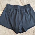 Vuori  Shorts Size Medium  Photo 1