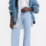 Levi's NWT Levi’s Ribcage Bell Jeans in Marine Babe Light Wash Blue Size 25 Photo 0