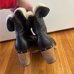 UGG  Australia Lynnea Black Clog Boots Sz 7 Cream Shearling Leather Booties Studs Photo 4