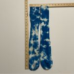 Woman’s Blue and White Tie Photo 2