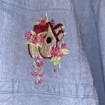 Grandma’s vintage denim shirt with embroidered flowers, birdhouses and birds. Size M Photo 4