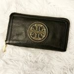 Tory Burch | Amanda Continental Zip-around wallet Black Pebbled Leather Gold Photo 1