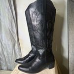 Elegant Black Embroidered Knee High, Heeled Boots Size 8 Photo 2