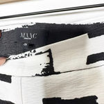 MAAC LONDON Dressy Shorts Size Small‎ Black White Abstract Geometric Print Photo 3