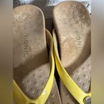 Vionic Yellow Mona W/ Button Thong Toe Post Casual Sandals. Size 8 Photo 4