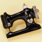 Sewing machine brooch Photo 1