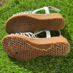 Baretraps  Taren women's wedge sandal in white  Size 7.5 Photo 7