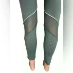 Avia  Women’s Active Flex Tech‎ Capri Leggings Size M Photo 7