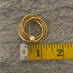 Vintage MCM Retro Gold Tone Swirl Mesh Faux Pearl Circle Brooch Pin 60s Classic Photo 8