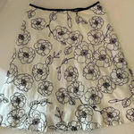 White House | Black Market  WHBM White and Black Embroidered floral skirt - Size 6 Photo 6