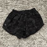 Lululemon  black camo Hotty hot 4” shorts size 6 Photo 4