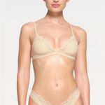 SKIMS  FITS EVERYBODY LACE SCOOP BRALETTE in‎ butter yellow color nwt size XS Photo 3