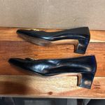 Salvatore Ferragamo  women shoes Gold Horseshoe Accent Pump Black Leather Sz 7.5 Photo 5