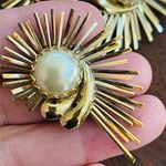 Vintage gold plated with faux pearls brooch pin and Earrings set unsigned Photo 1