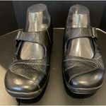 Clarks  In Motion Womens Size 9.5 Comfort Mary Janes Black Leather Comfort Preppy Photo 1