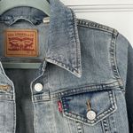 Levi's  Classic Trucker Denim Jacket in‎ Medium Wash Size Small PC9- 29945-0012 Photo 2