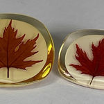Lot of 2 vintage acrylic maple leaf brooches Red Photo 0
