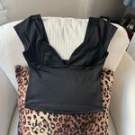 Black v neck short sleeve fitted crop top Photo 1
