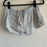 Lululemon Women’s Hotty Hot Swiss Dot Gray Shorts Size 8 Photo 2