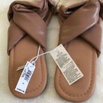 Old Navy New  padded soft twist flat sandals, women size 7.5 Photo 5