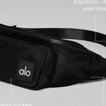 Alo Yoga NWT Explorer Fanny Pack Crossbody Bag Black SOLD OUT on Website Photo 3