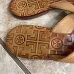 Tory Burch 8 Women Brown Tumbled Leather Gold Disc Logo Thong Sandals Flats Photo 10