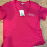 Ganni Gianni V-Neck hot pink T-Shirt! Photo 3