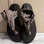 Sanuk  Tribal Sandal Brown Cream Size 6 Photo 1