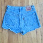 Levi's LEVI 501 Distressed Denim Jean Shorts Light to Medium Wash Raw Hem size 25 Photo 1