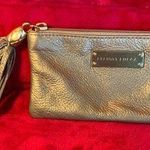 This is a very beautiful silver leather Elliott Lucca coin purse wallet Photo 0