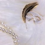 Vintage Butler rhinestone theater mask feather masquerade Mardi Gras pin brooch Gold Photo 25