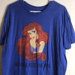 Disney  the little mermaid Ariel go on and kiss the girl T-shirt large Photo 1
